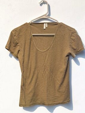 COMUNE Women's Olive Scoop Neck Short Sleeve Tee